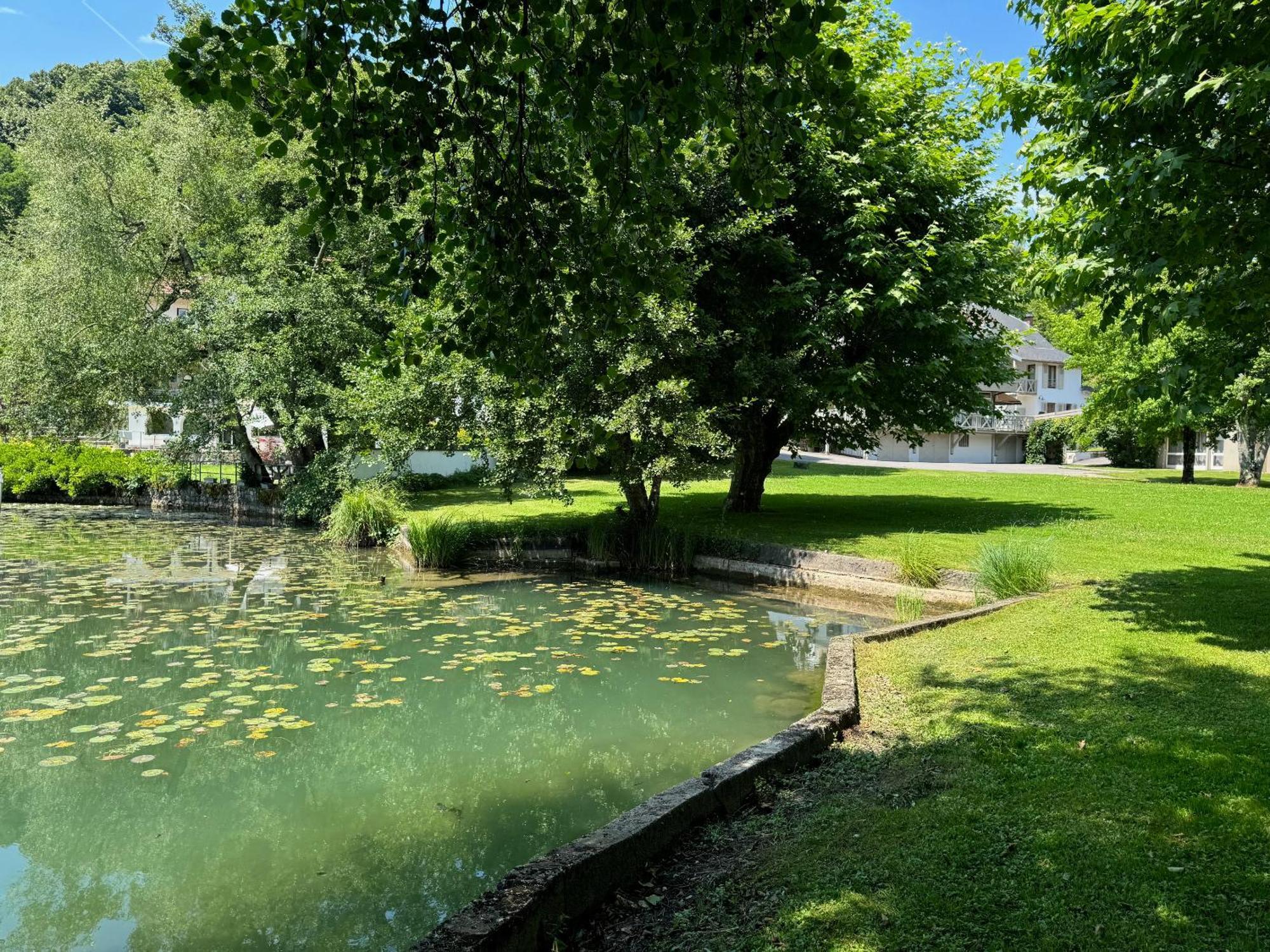 Les Lodges Du Lac Saint-Alban-de-Montbel Buitenkant foto
