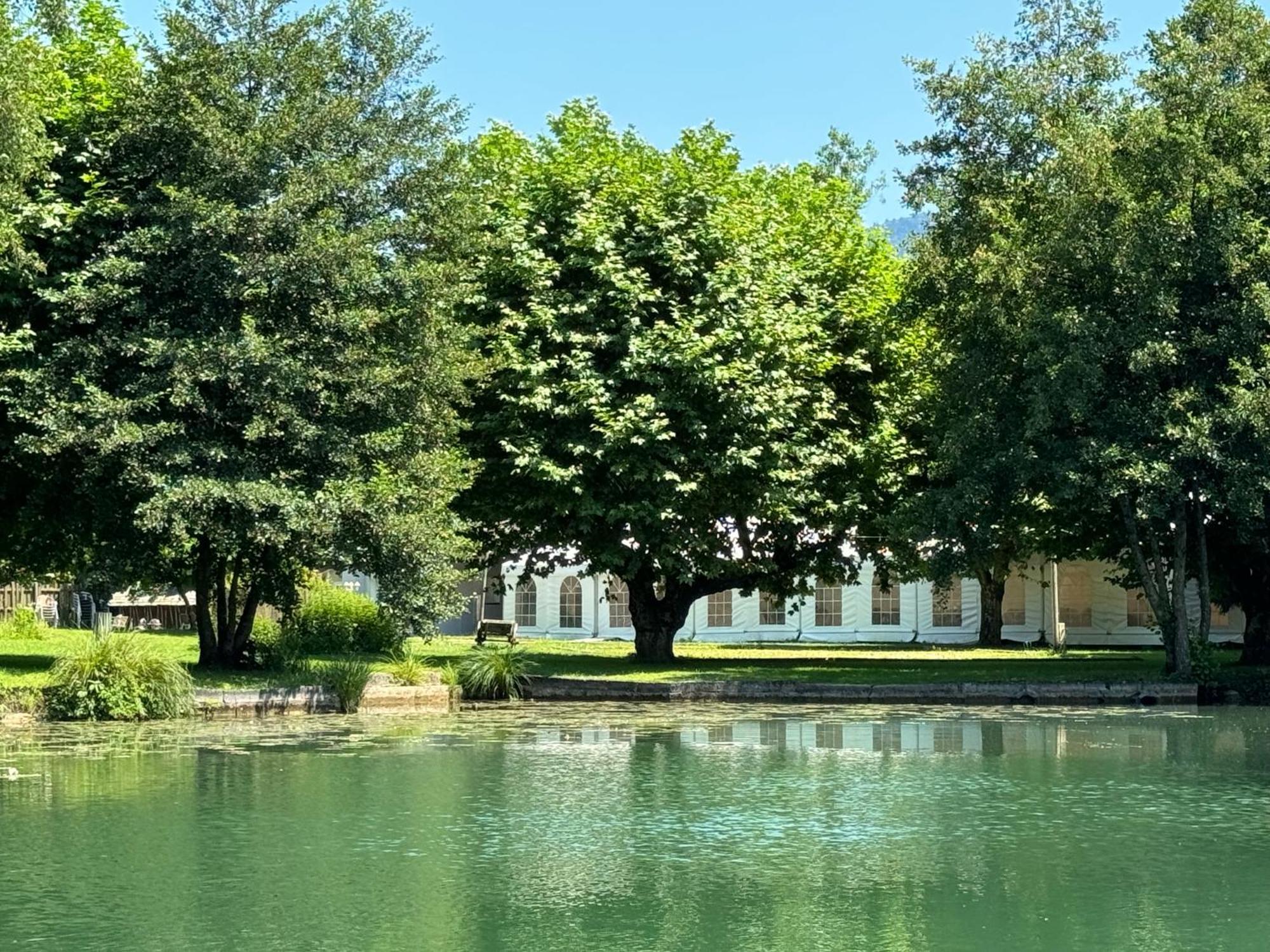 Les Lodges Du Lac Saint-Alban-de-Montbel Buitenkant foto